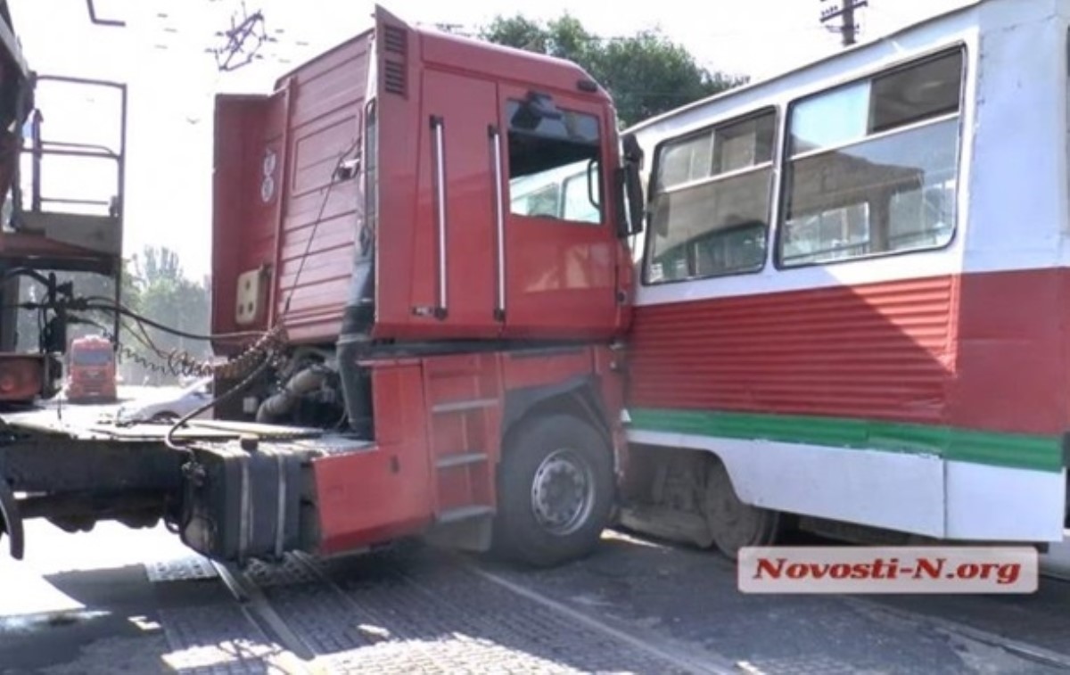 В центре Николаева грузовик въехал в трамвай, есть пострадавшие
