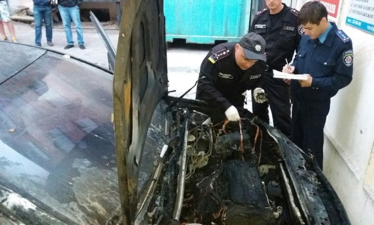 В Ровно подожгли автомобиль депутата
