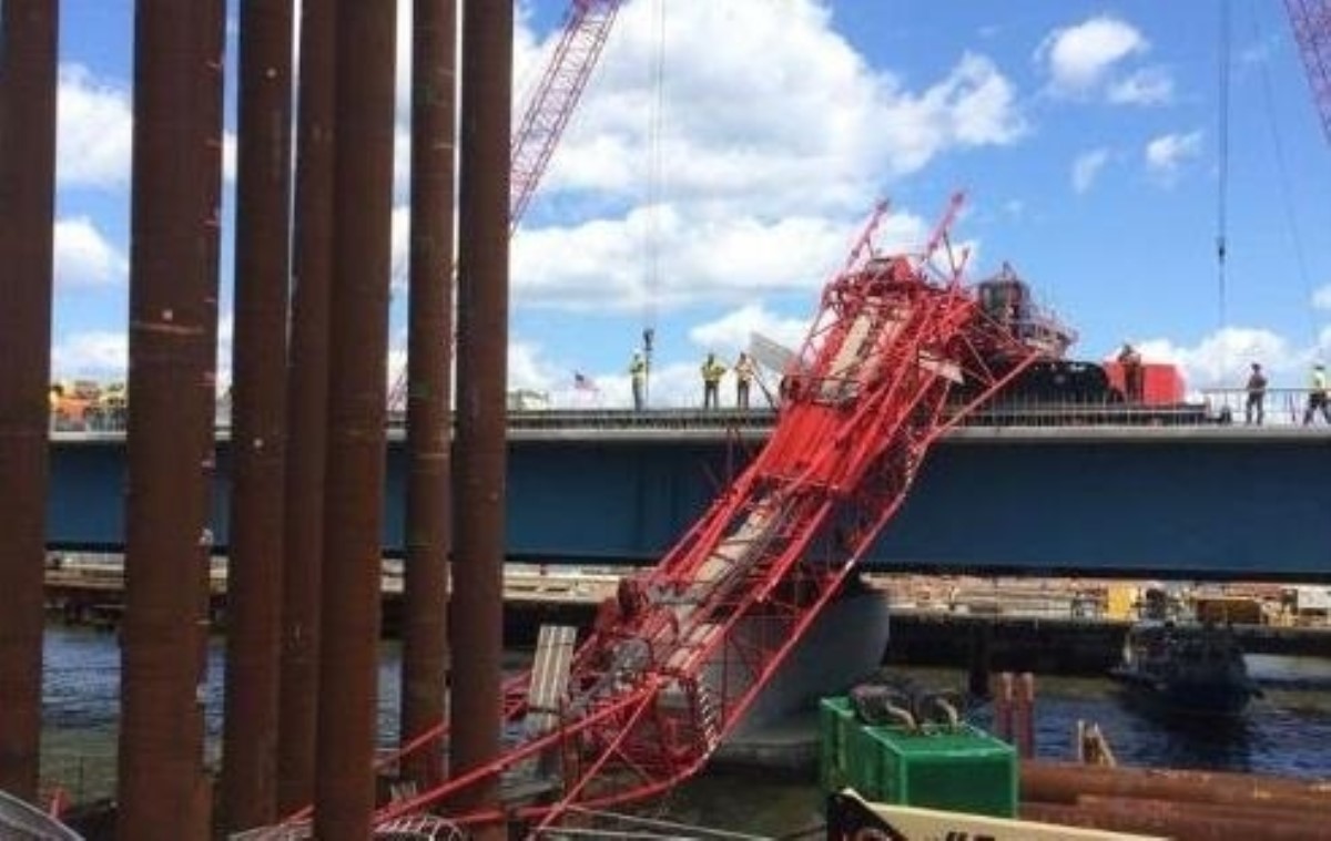 В Нью-Йорке огромный строительный кран упал на мост через Гудзон