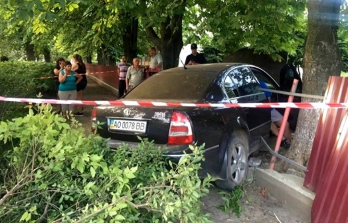 Пьяный гаишник снес забор детского сада в Мукачево