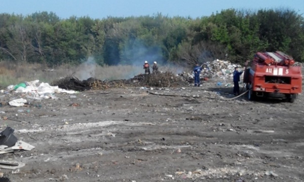 Под Киевом загорелась коммунальная свалка