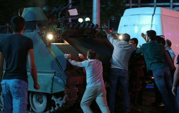 После переворота в Турции за решеткой оказались до 15 тысяч человек