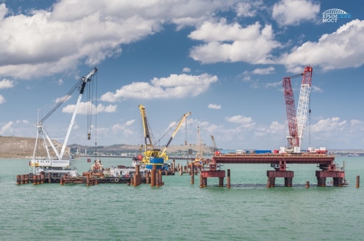 Строители приступили к возведению судоходной части керченского моста