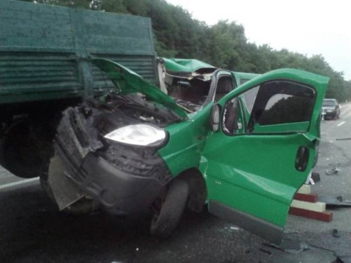 На Львовщине Opel врезался в грузовик, есть погибшие