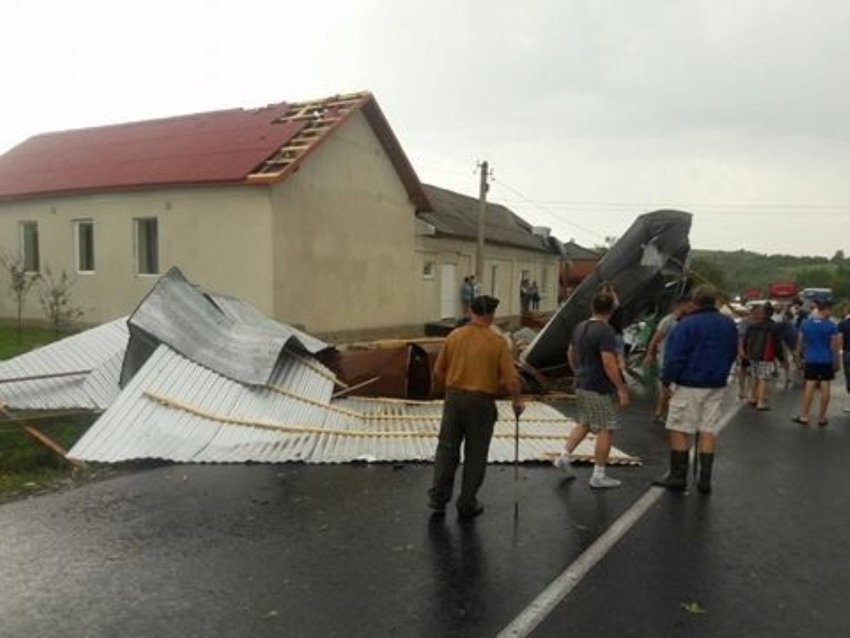 Мощный ураган срывал крыши домов на Прикарпатье