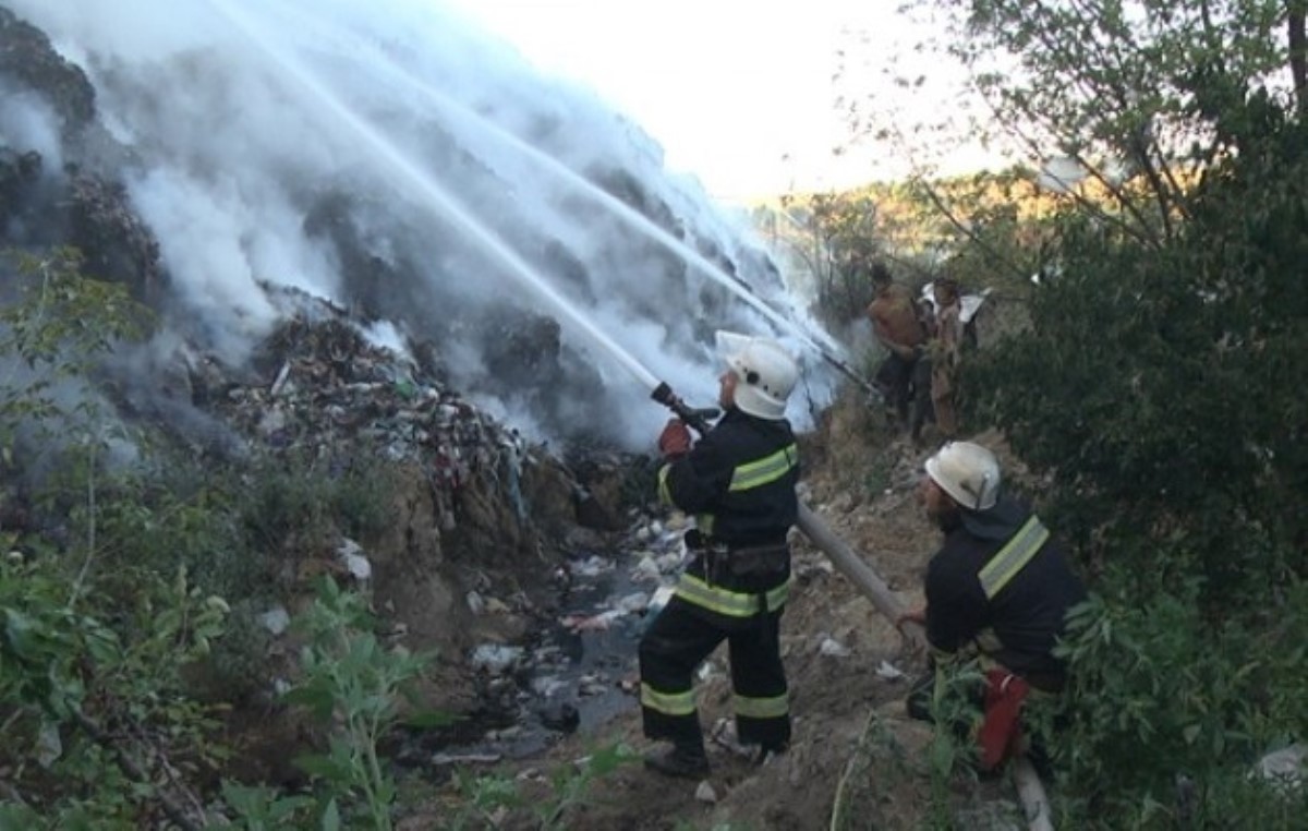 В Хмельницком потушили пожар на городской свалке