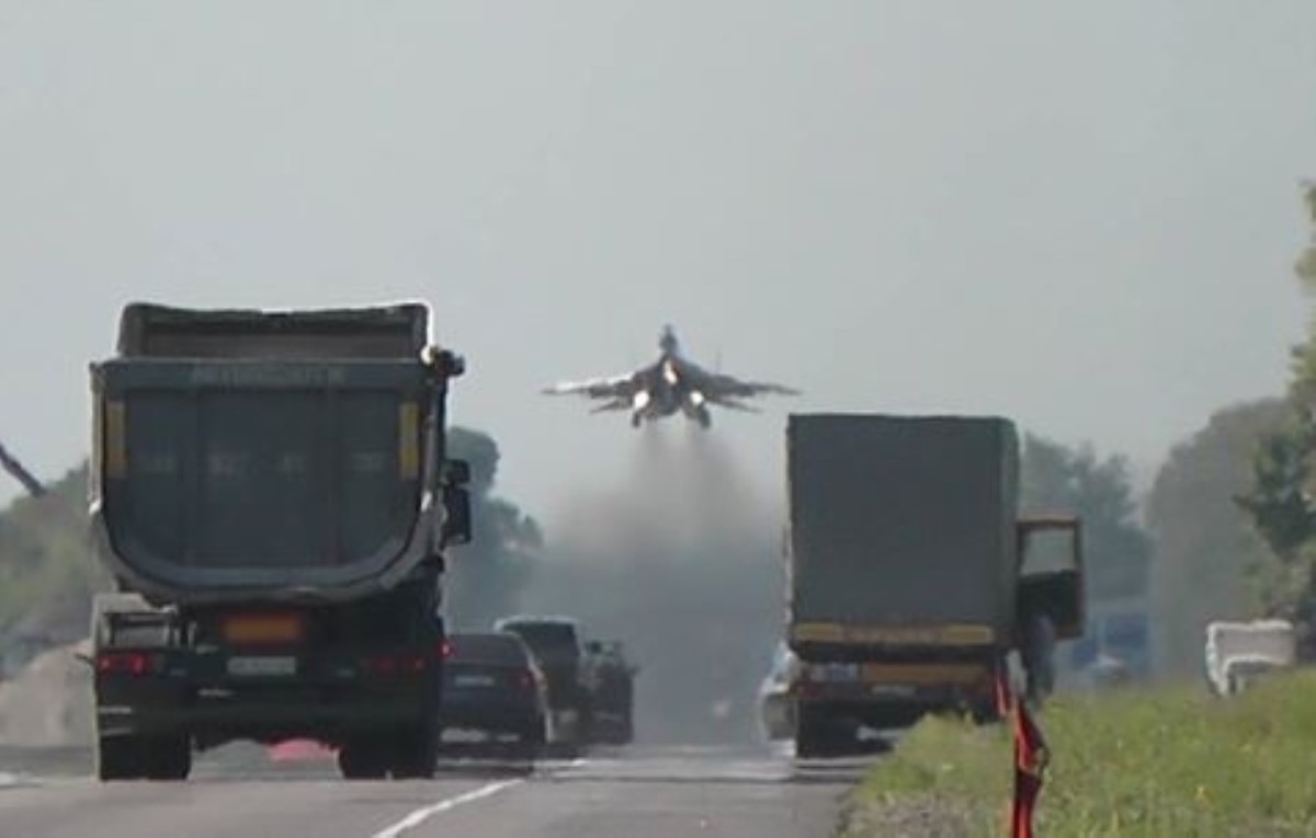 Украинские летчики посадили истребитель МиГ-29 на автотрассу Киев-Чоп