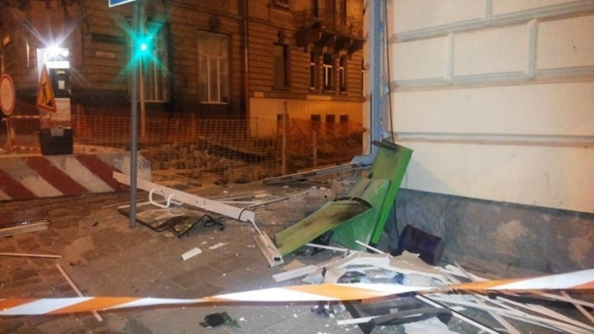 Во Львове взорвали входную дверь в банк