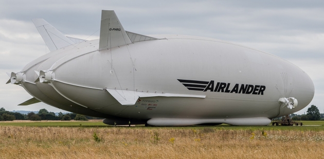 Самый большой в мире самолет-дирижабль во время испытательного полета упал при посадке