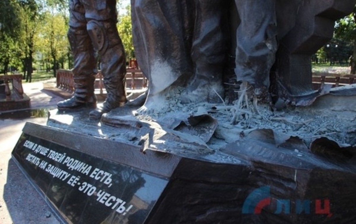 Памятник погибшим сепаратистам подорвали в Луганске