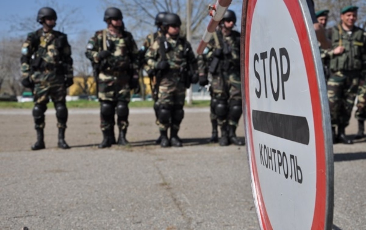 На админгранице с Крымом российские пограничники задержали двух украинцев