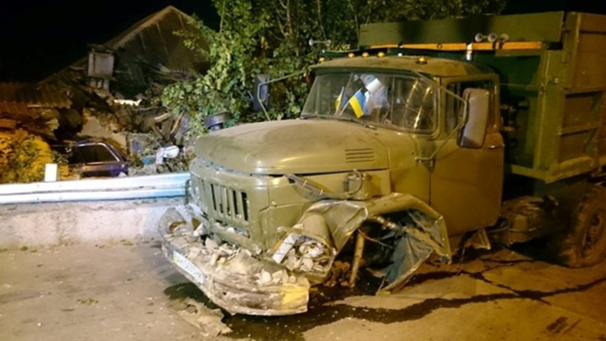 В Харькове грузовик вылетел с дороги и "приземлился" на крышу дома