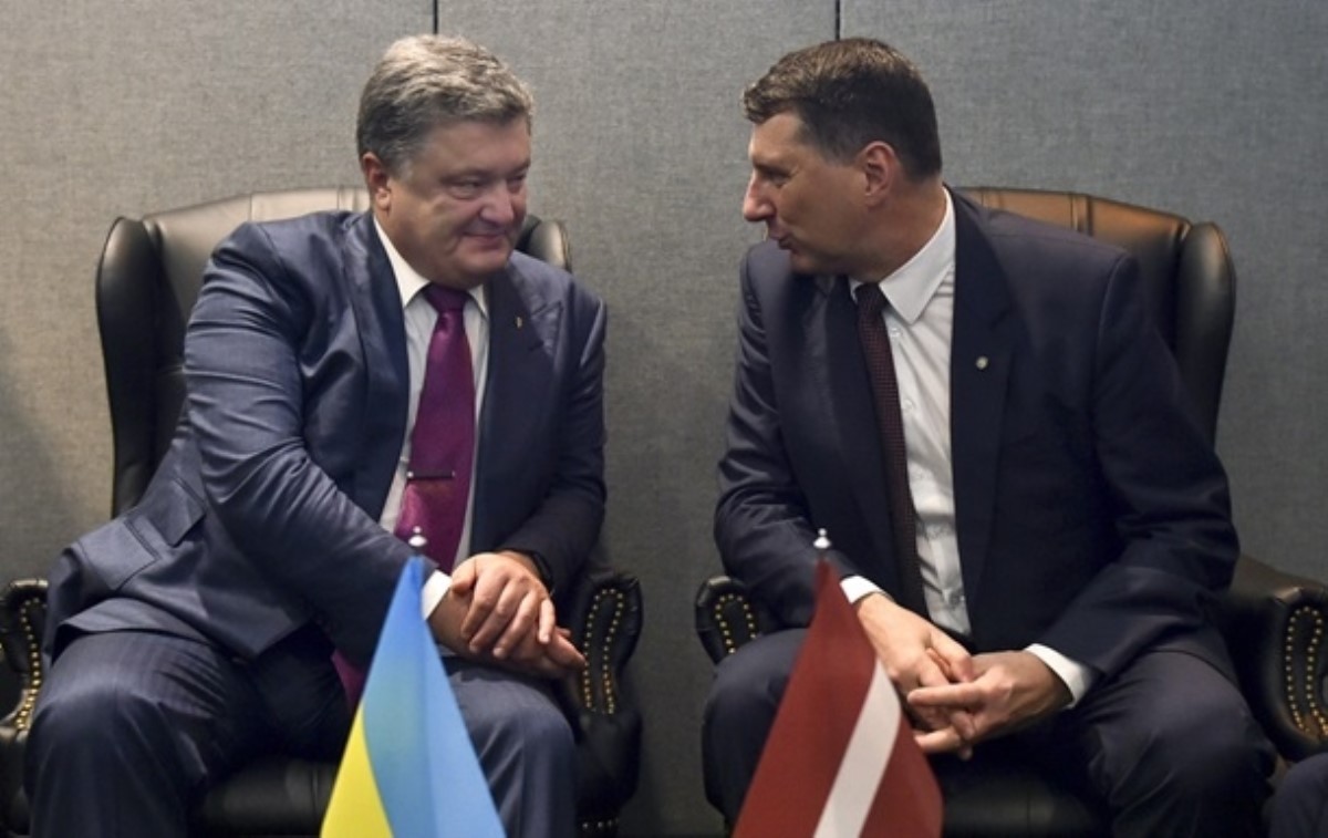 Порошенко попросил президента Латвии вернуть деньги "семьи" Януковича