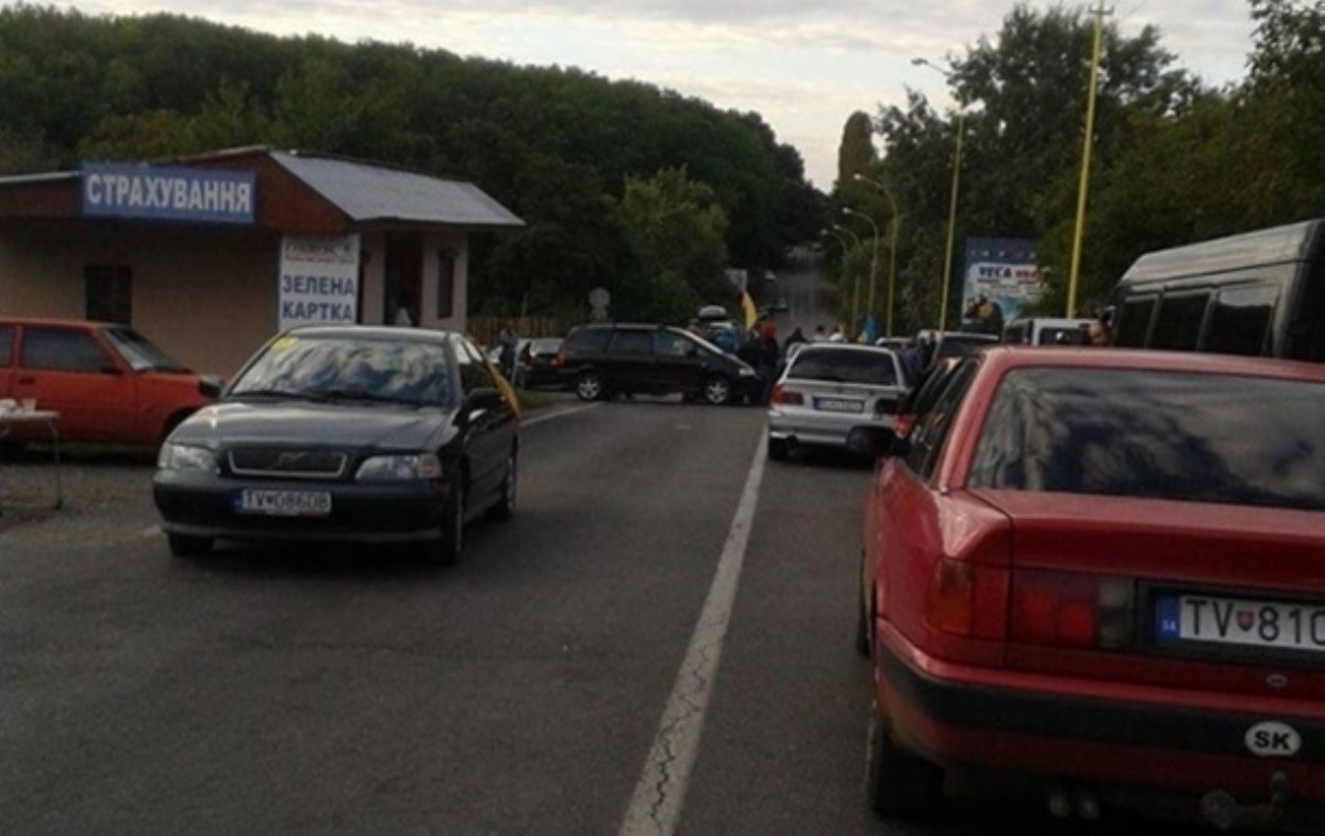 На Закарпатье четвертые сутки блокируют КПП "Ужгород"