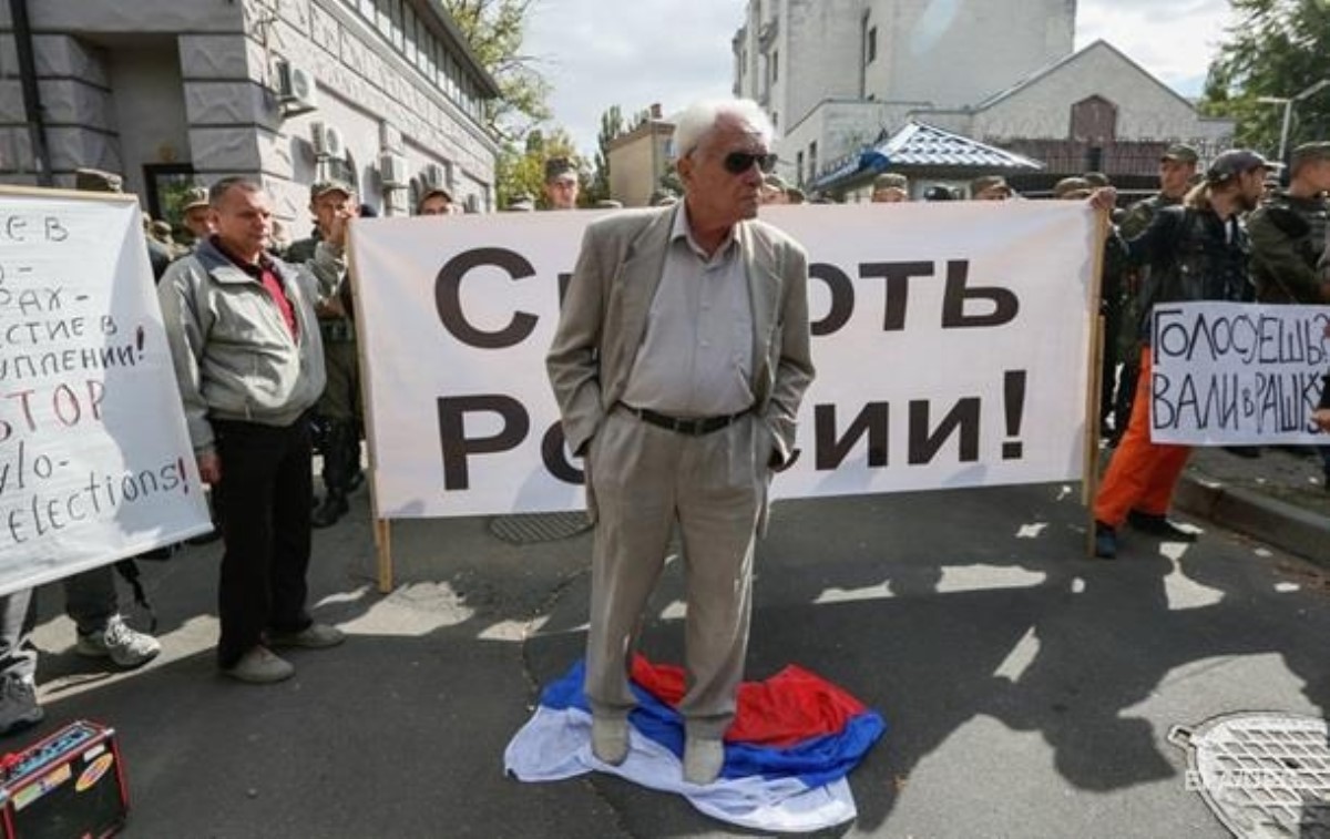 В России завели дело из-за блокирования посольства в Киеве