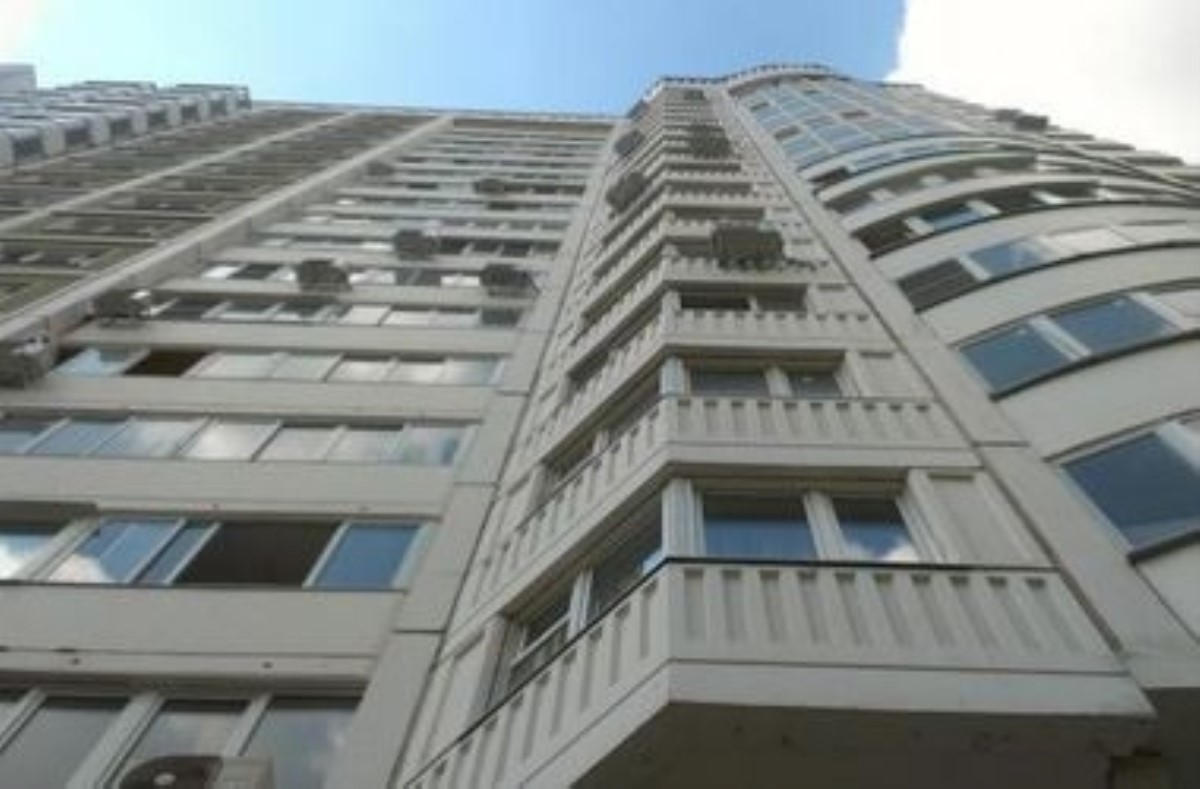 В российском Новосибирске парень упал с 23-го этажа и выжил