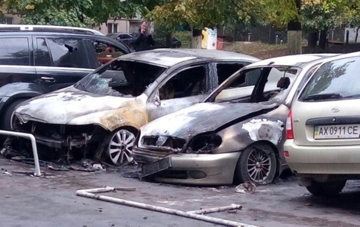 В Харькове подожгли несколько авто, подозревают местные власти