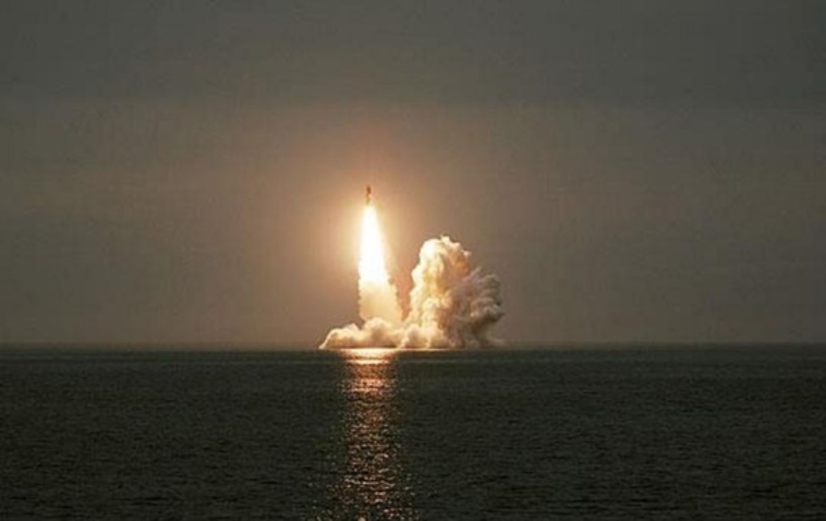 Российская ракета "Булава" взорвалась после старта с подлодки