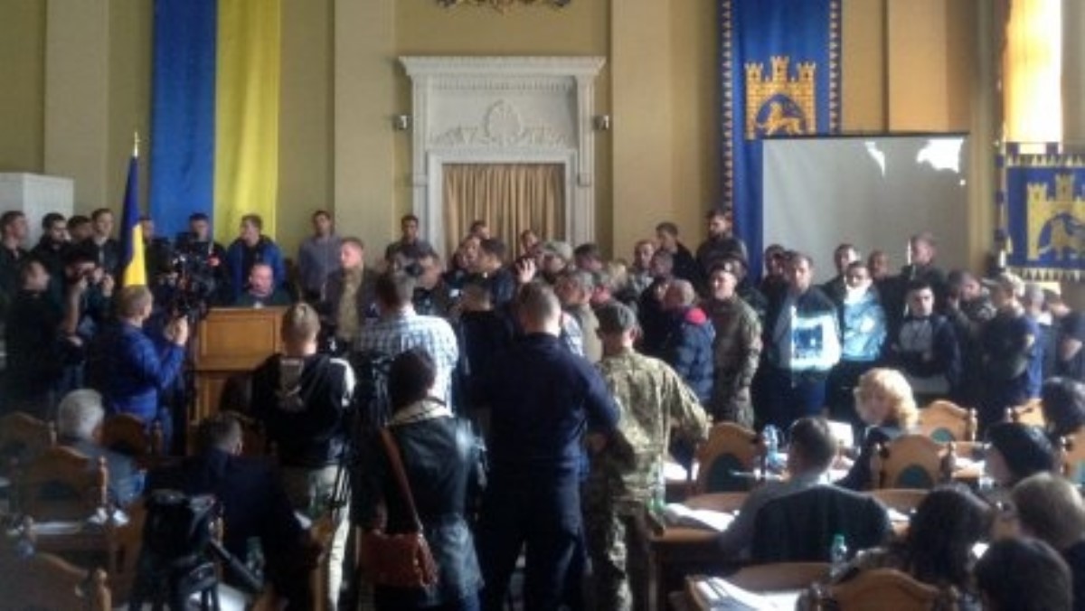 Участники АТО заблокировали сессию горсовета Львова и требуют землю
