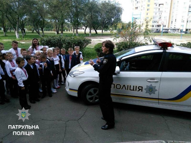 В городах Украины появились первые школьные офицеры