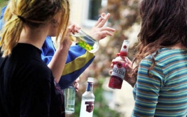 Психологи назвали рекламу главным двигателем подросткового алкоголизма