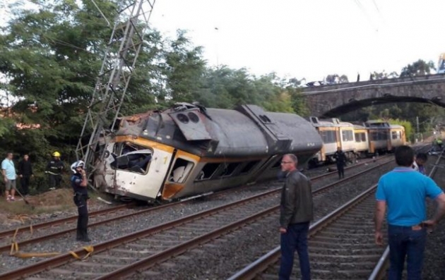 На севере Испании пассажирский поезд сошел с рельсов , есть погибшие
