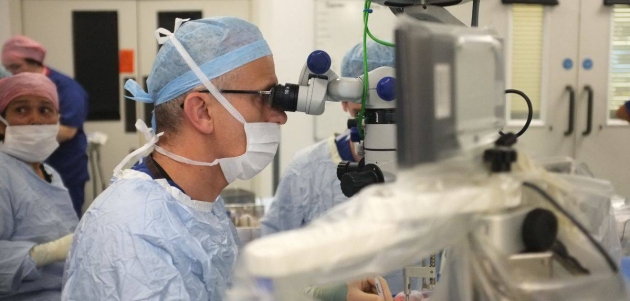 Робот впервые выполнил сложнейшую операцию на глазах