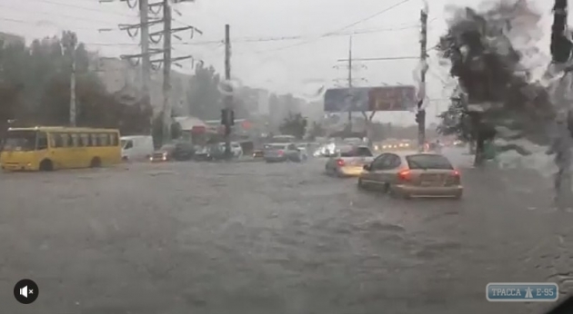В Одессе сильный ливень затопил улицы