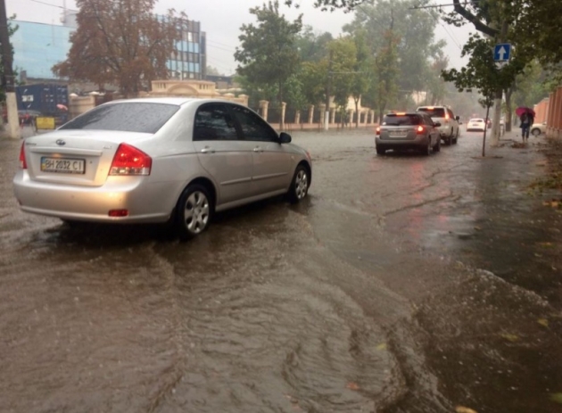 В Одессе сильный ливень затопил улицы