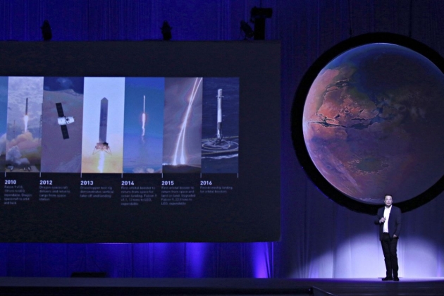 SpaceX показала на видео пилотируемый полет на Марс