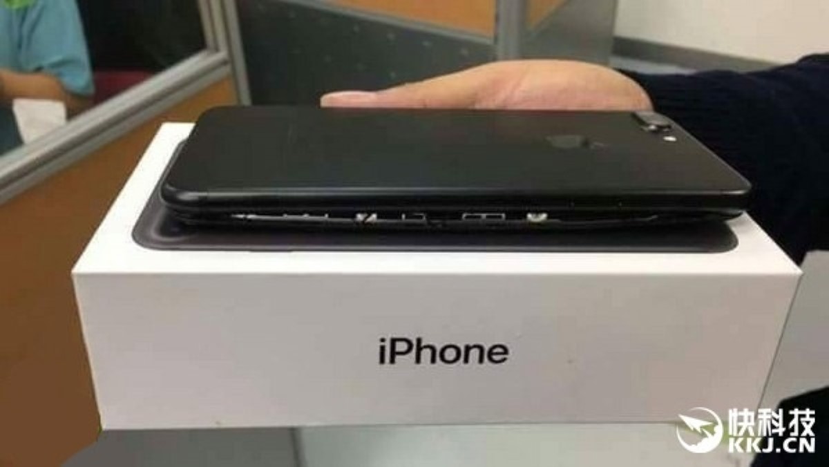 Поступила первая жалоба на iPhone 7 Plus со вздувшейся батареей