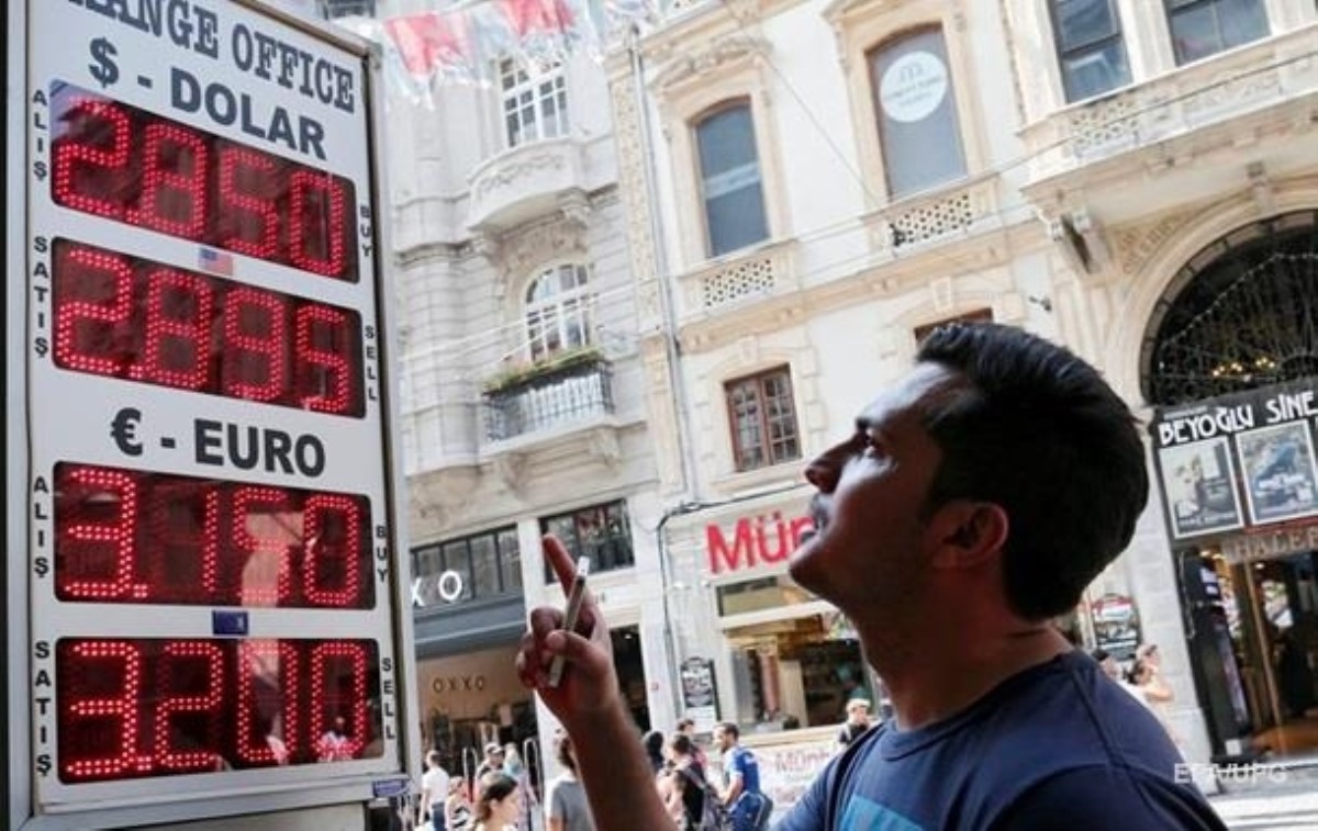 Турецкая лира рекордно обвалилась