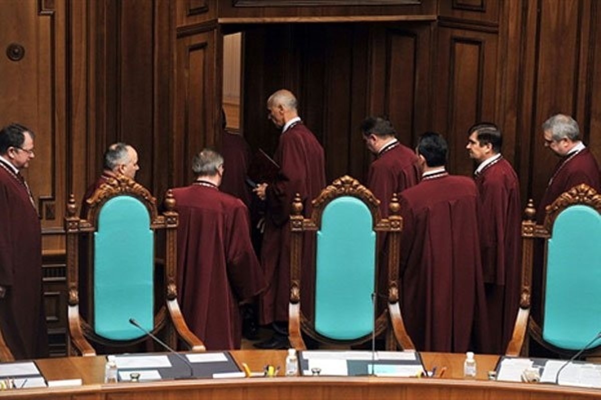 КСУ готовится к рассмотрению конституционности лишения Януковича звания президента