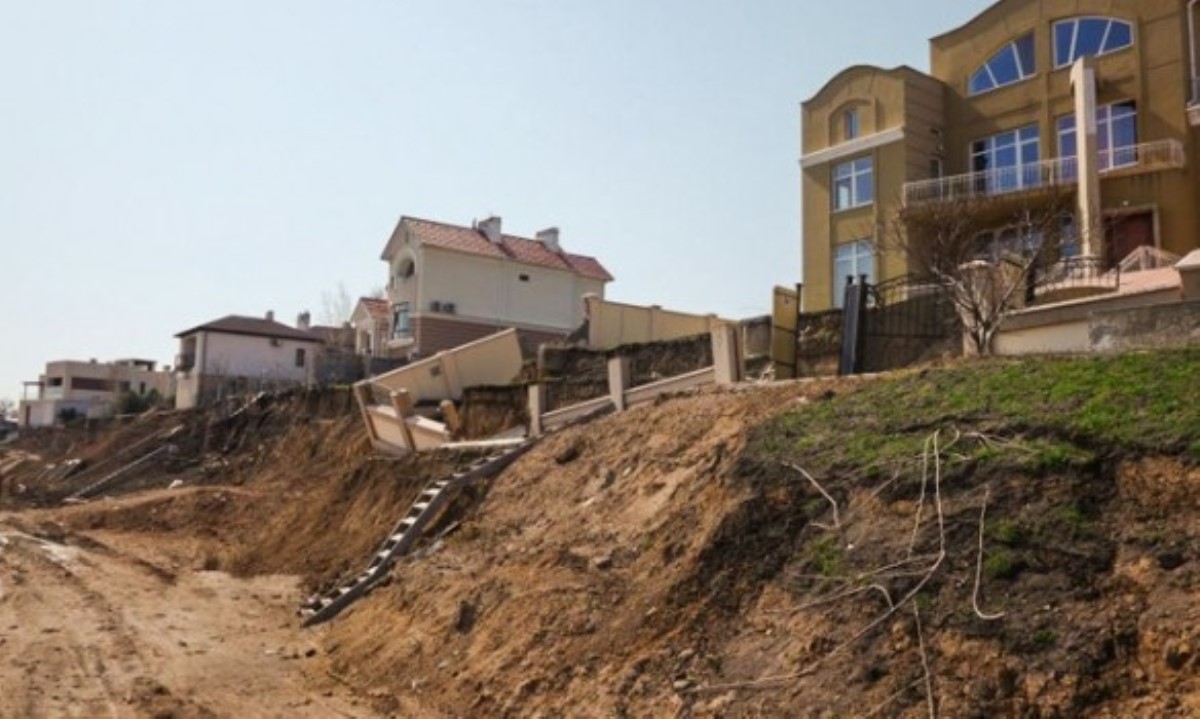 В Черноморске оползень почти уничтожил элитный микрорайон
