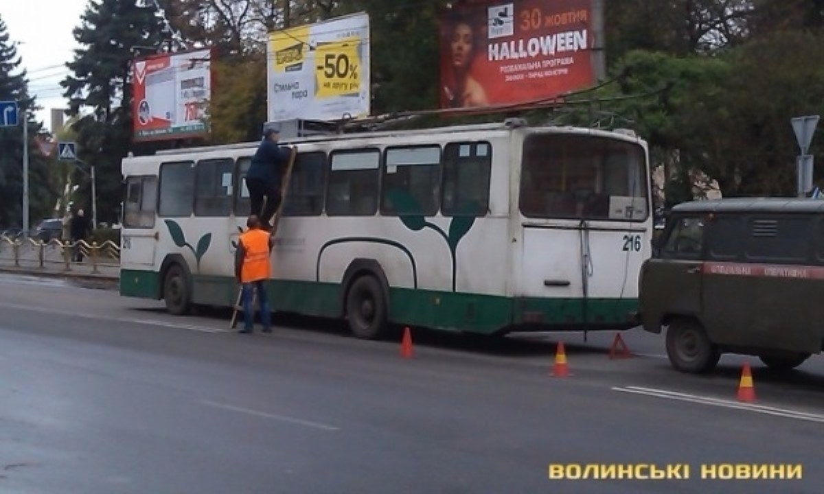 В Луцке горел троллейбус с пассажирами