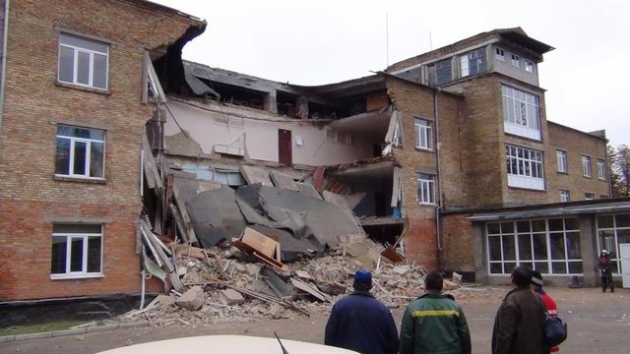 Спасатели завершили разбор завалов обвалившейся школы в Василькове
