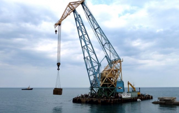 В Крыму затонул плавучий кран, есть погибшие