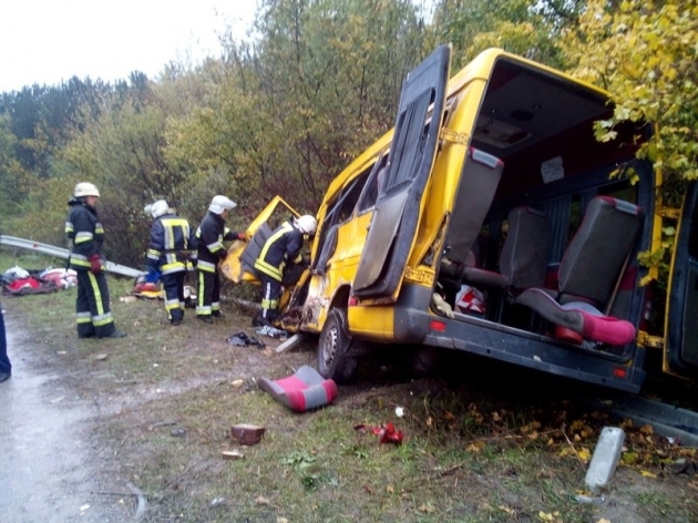 Под Хмельницким микроавтобус врезался в грузовик, есть жертвы
