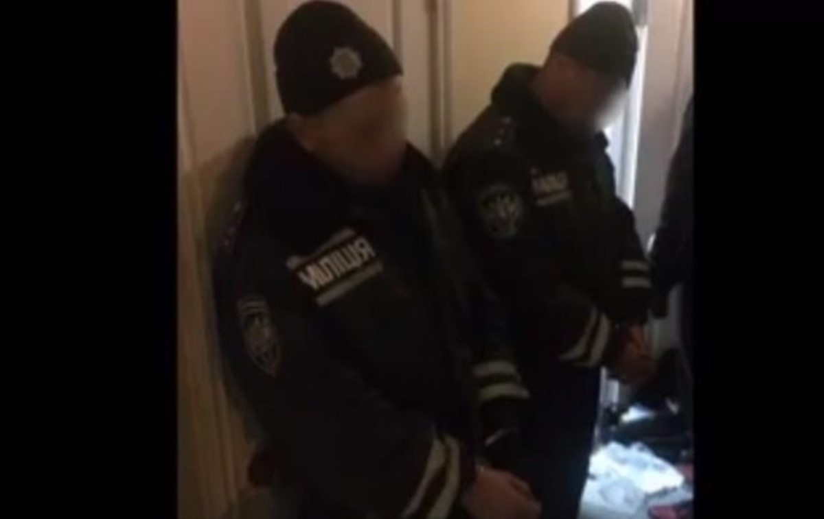 В Запорожье полицейские "подрабатывали" грабежами на вокзале