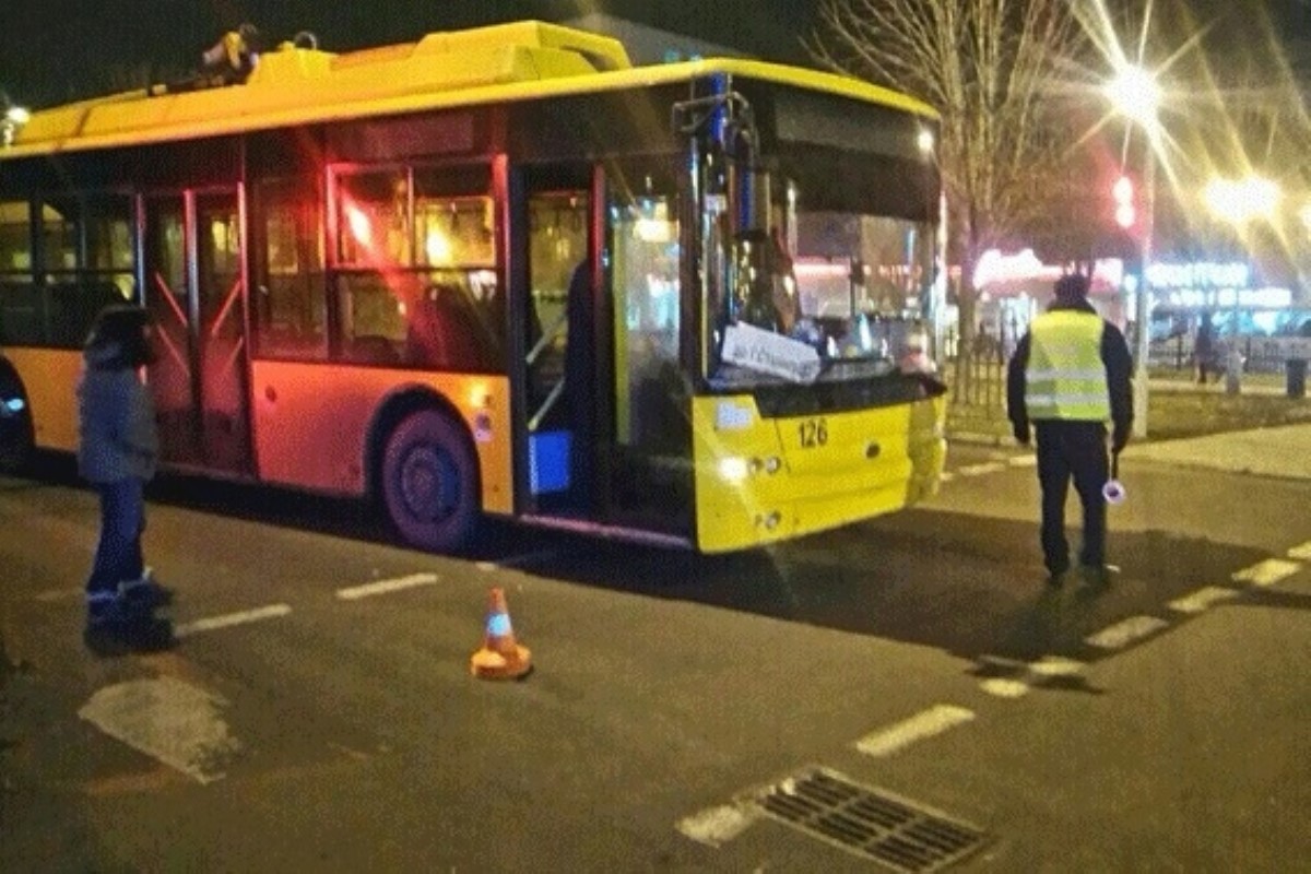 Троллейбус сбил школьников на пешеходном переходе