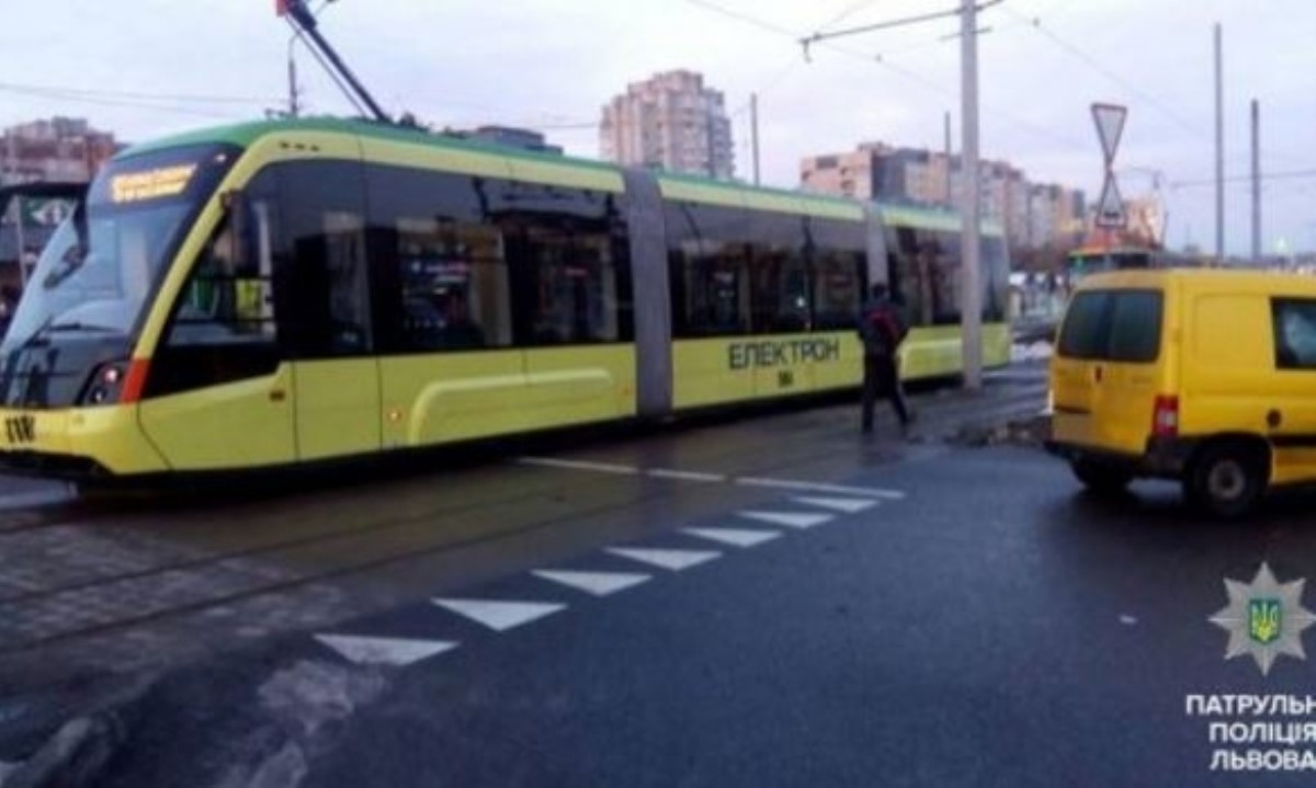 Во Львове новый трамвай уже попал в ДТП
