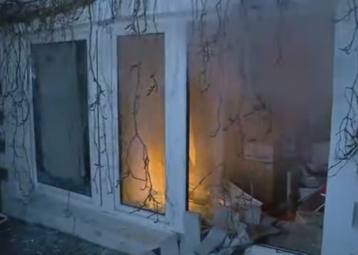 Радикалы после вече разгромили "офис Медведчука" в центре Киева