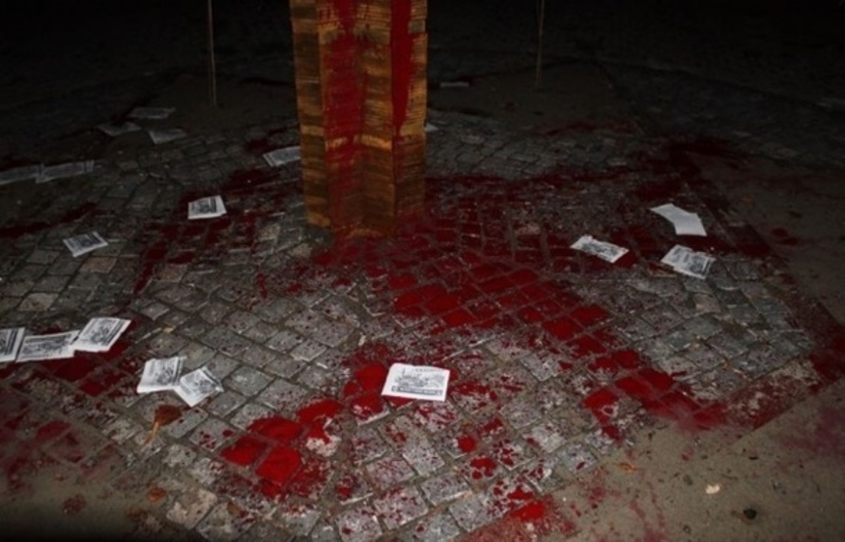 В Ужгороде красной краской облили памятник жертвам Холокоста