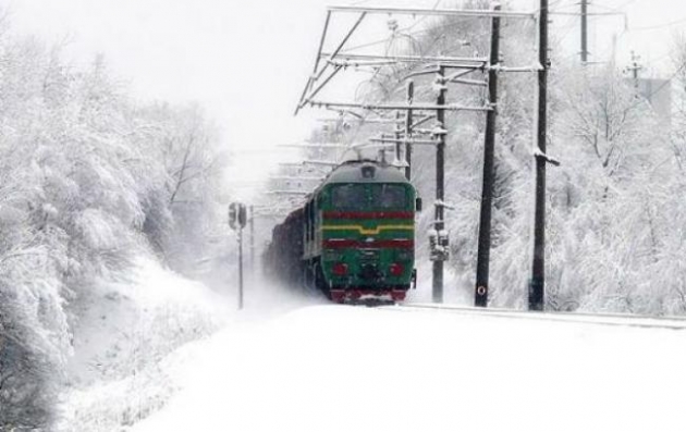В Украине из-за снежных заносов наблюдались задержки в движении поездов