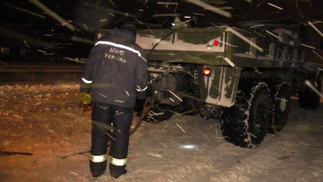 За сутки спасатели Львовщины освободили из снежных заносов более тысячи машин