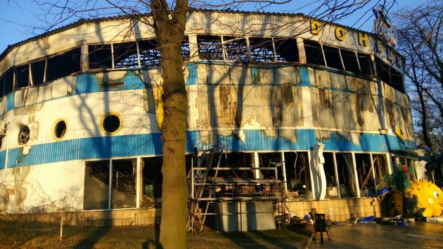 В Донецке сгорел дельфинарий, здание полностью уничтожено