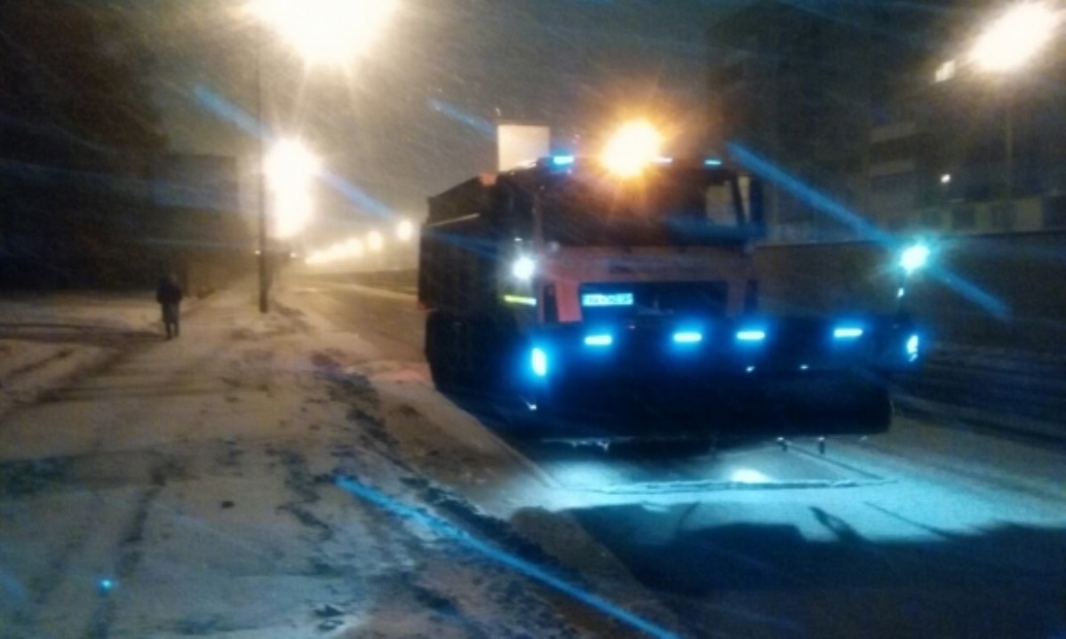 В Киеве 200 единиц снегоуборочной техники выехали на улицы