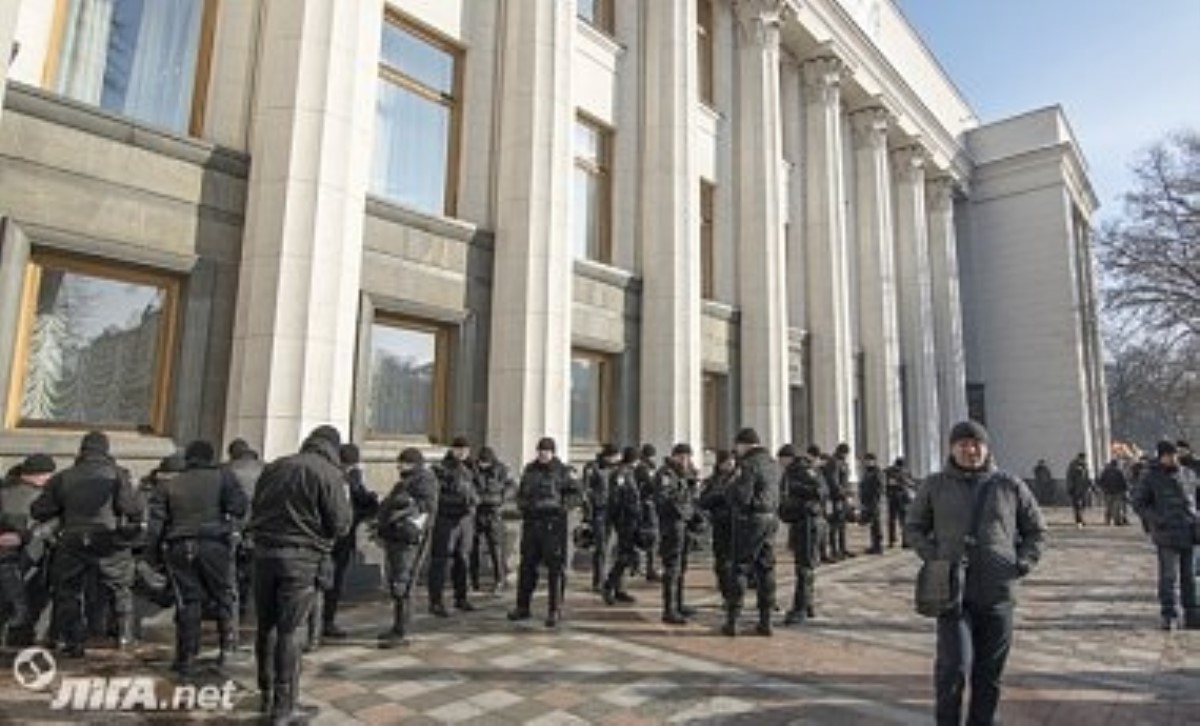 Тысячи правоохранителей снова стянуты в центр Киева