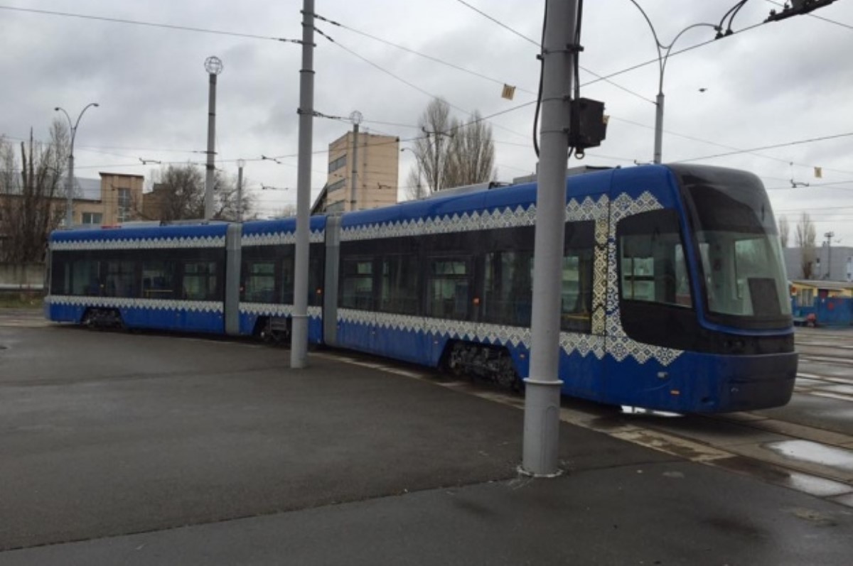 Еще 3 новых сверхсовременных трамвая добрались до Киева
