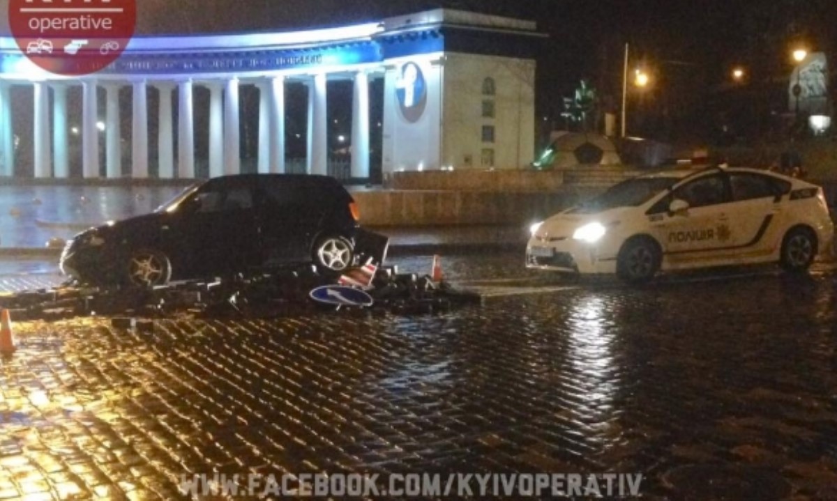 Очередной автомобиль снес памятник героям Небесной сотни в Киеве